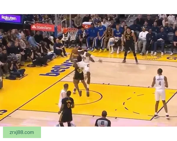 施罗德飞踹克莱尔引发争议 被判一级恶意犯规遭裁判严厉处罚